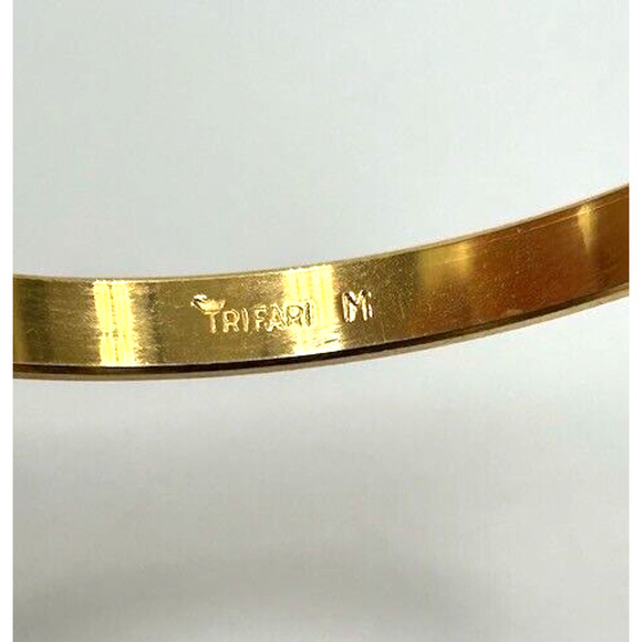 Vintage Trifari Crown Gold Tone Etched Bangle Bracelet Laser Cut - Picture 4 of 5